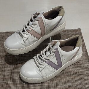 Vionic Simasa Sneakers in white leather. Women's 9. Very good condition. Sharp!